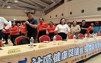 相片二 雲林縣副縣長謝淑亞(左二)出席活動與鄉民同樂，並表示盼縣府與台塑企業協力共創健康社區環境.jpg